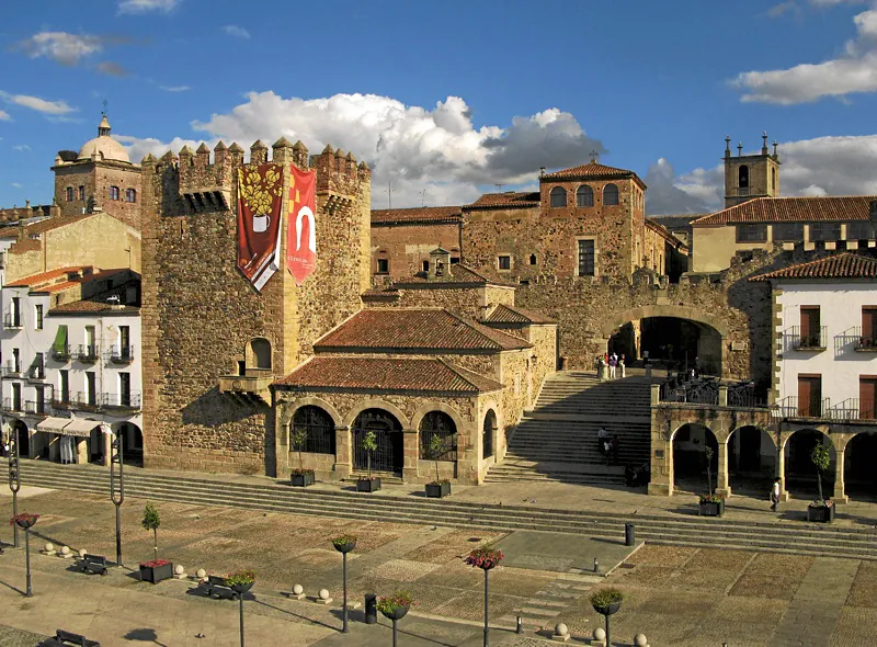 Cáceres, la Reina de Castilla y los Fueros, una conversación con el tiempo